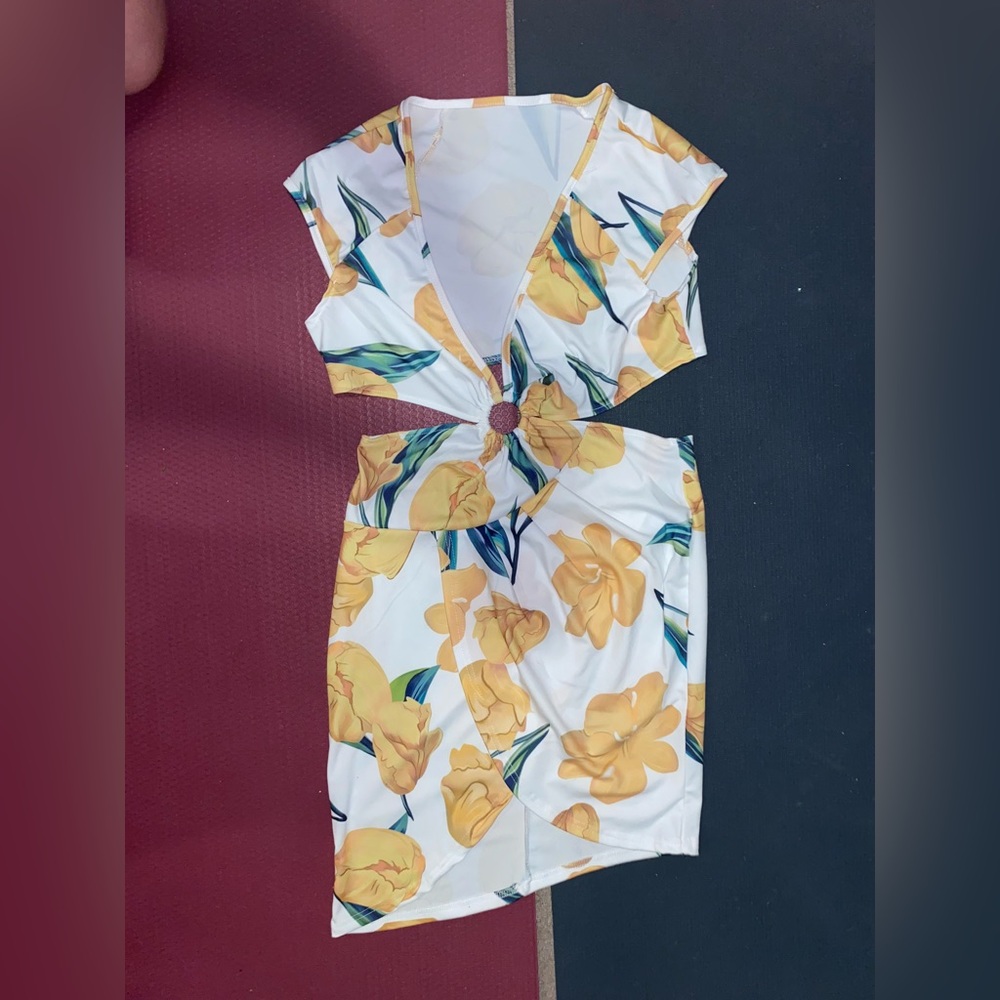 super cute cutout dress summery yellow floral print - Picture 7 of 8